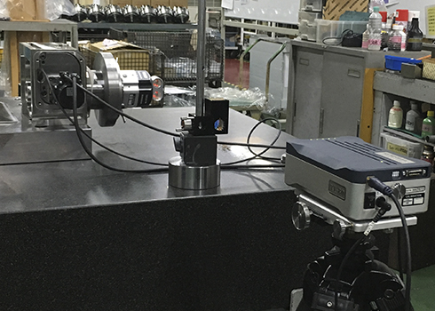 Ispezione prima della spedizione tramite sistema di calibrazione XR20-W e laser XL-80 di Renishaw